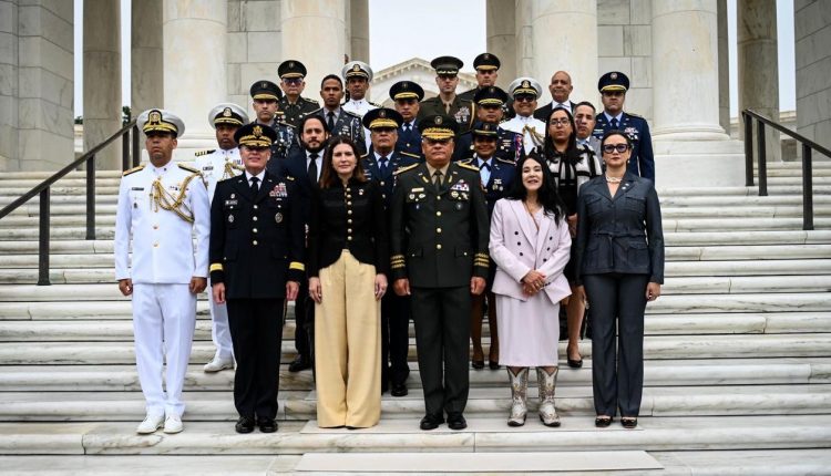 Representantes del Pentágono y del Ministerio de Defensa.