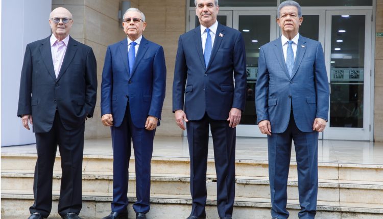 Abinader y los expresidentes Danilo Medina, Hipólito Mejía y Leonel Fernández.