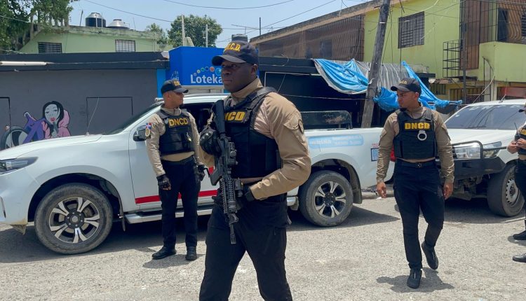 Operativo en Los Mina contra el microtráfico.