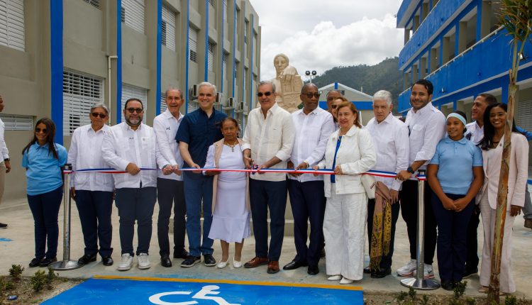 Abinader corta cinta en recinto de la UASD en Constanza.