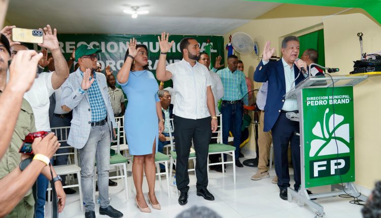 Leonel Fernández encabezó juramentación de dirigentes del PRM en Pedro Brand.