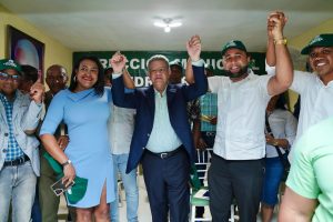 Leonel Fernández encabezó juramentación de dirigentes del PRM en Pedro Brand.