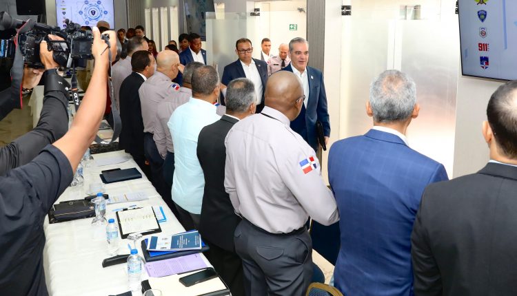 Luis Abinader recibido en el Palacio de la Policía.