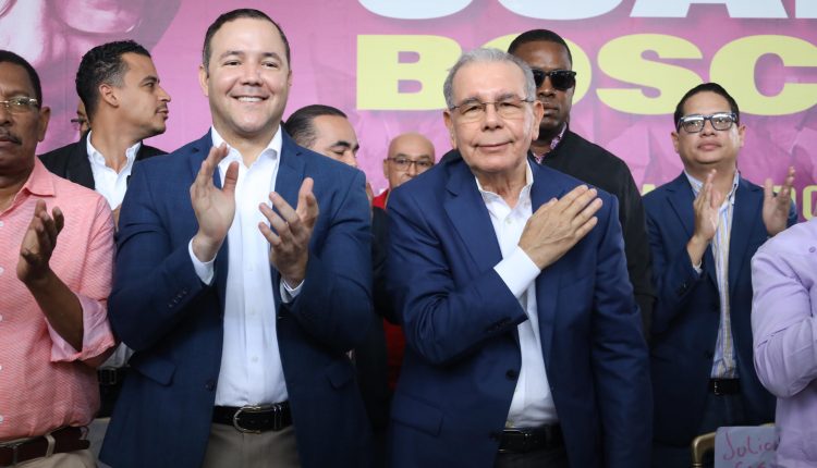 El ex presidente de la República, Danilo Medina, Presidente del Partido de la liberación Dominicana (PLD) declaró no sentirse extrañado con el aumento decretado al Gas Licuado del Petróleo y otros carburantes anunciado por el Gobierno este fin de semana El Presidente del PLD hizo referencia al alza de ese fundamental combustible para los hogares y el transporte de pasajeros al responder preguntas de los periodistas que le abordaron al concluir una asamblea provincial de dirigentes del PLD en San Cristóbal "¡No me extraña! ¿Qué es lo que no ha subido?", respondió a las preguntas de los periodistas al salir de la masiva asamblea. Danilo Medina en el transcurso del encuentro de los dirigentes del PLD en San Cristóbal, le correspondió cerrar con sus palabras la actividad desarrollada con un salón repleto de miembros del Comité Central, presidentes de Comités Intermedios y de base de los municipios de la provincia San Cristóbal. En sus palabras invitó a los presentes a trabajar en sintonía con los lineamientos estratégicos trazados por la organización para reconquistar el favor del pueblo. Con lo que observó en la asamblea y lo que ha visto en otros encuentros en provincias y municipios, no tiene duda alguna a de que “en el año 2028 el PLD volverá a gobernar”, Dijo que eso se está observando en el comportamiento de la gente y se siente en el clamor de que “Con el PLD se Vivía Mejor”, expresión que se escucha en todos los rincones del país. “Es que el PLD es un partido de realizaciones, no se cuentos”, enunciando en este aspectos las obras realizadas en las provincias, junto al dinamismo dado a San Cristóbal con el programa de Visitas Sorpr, realizando solo allí 18 de esos encuentros en los que se llevaban soluciones y alternativas para generar recursos. Danilo Medina al invitar a los dirigentes a doblar el trabajo para retomar al Gobierno explicó que los electores reconocen y siguen reconociendo que se equivocaron y que la alternativa es el Partido de la Liberación Dominicana por el referente de presidir un gobierno de realizaciones. Mientras motivaba a los presentes a seguir al pie de la letra las recomendaciones del X Congreso Reinaldo Pared Pérez en la aplicación de una nueva línea organizativa y electoral el presidente del PLD resaltó la fortaleza de la organización como la única con estructuras real y efectiva en el territorio nacional, la que ya lidera la oposición política, tal y como se refleja en todas las mediciones. "El único partido que está creciendo desde las elecciones hasta hoy es el PLD. Según los estudios de mercado que poseemos, el PLD volvió a ocupar la segunda posición de partidos en la República Dominicana", explicó Danilo Medina En este momento invitó a los presentes y a todos los peledeistas a no dejarse confundir por otros sectores: “No pueden dejarse confundir. Volvemos al Poder con la Bandera Morada y la Estrella Amarilla. Las y los peledeistas somos morados; no tenemos otro color al que seguir en nuestro país. Es morado con la estrella amarilla y con las siglas de P L D” dijo. Desarrollo de la asamblea Danilo Medina, junto Johnny Pujols arribaron al lugar de la asamblea a 10.15 de la mañana y de inmediato se integraron a la línea de dirección del encuentro. Junto al Presidente y Secretario general del PLD dirigeron la asamblea Zoraima Cuello, Vicepresidenta, Melanio Paredes, del Comité Político, Diego Aquino, Enlace provincial, Julio Cesar Diaz, Presidente Provincial, Leonardo Reynoso, Presidente Municipal, los titulares de Secretarías del PLD naturales de San Cristóbal, Carolina Wegmuller, Cristina Rodríguez y Junior Fructuoso, también el diputado Saulo Vega y los alcaldes José Miguel Mendez (Luis Pavolo), Nelson Bristo y Danielito Isabel. Del Comité Político participaron Miriam Cabral, Yomaira Medina, Radhames Camacho, Danilo Díaz, Alexis Lantigua, Simón Lizardo, Elías Cornelio Mayobanex Escoto. Maribel Acosta, Domingo Jiménez, Robert de la Cruz, Héctor Olivo y Rubén Bichara, este último quien explicó en su intervención los lineamientos de las Líneas. Organizativa y Electoral (LOE). Participaron también los miembros del Comité Central y los regidores de los diferentes ayuntamientos de los municipios y distritos municipales de la sureña provincia Marina Mariñez, del Comité Central pronunció la invocatoria, Leonardo Reynoso, presidente Municipal abrió la asamblea, seguido de Julio Cesar Díaz, presidente provincial, Melanio Paredes, del Comité Político y Rubén Bichara con el tema de la implementación de la LOE, Hector Olivo y Andres de las Mercedes, se alternaron la maestría de ceremonia. Danilo Medina recibió sendos pergaminos de reconocimiento de la dirección del distrito municipal de Hatillo y de una asociación de no videntes y otras discapacidades de la provincia, organizado por la Secretaría de Participación e Inclusión del PLD, por los aportes de su gobierno al impulso de la comunidad y por el trabajo a favor de las y los discapacitados, incluyendo la promulgación de la Ley que los protege.