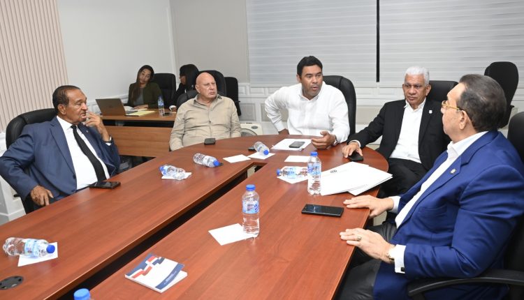 Miembros de comisión que estudia modificaciones al Código Laboral.