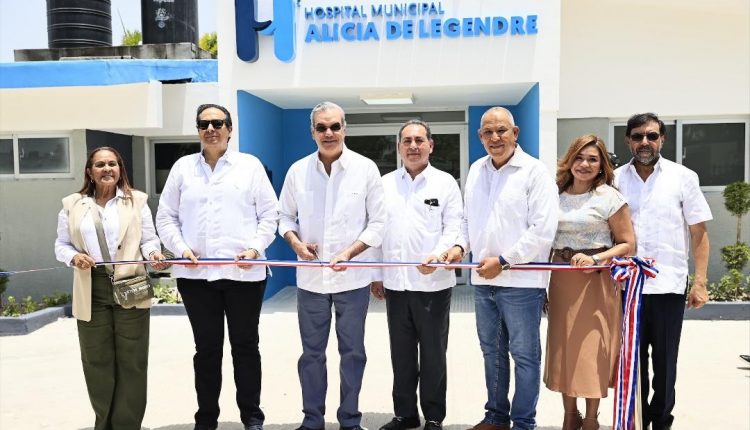 Abinader corta cinta para entrega en hospital en Villa Riva.