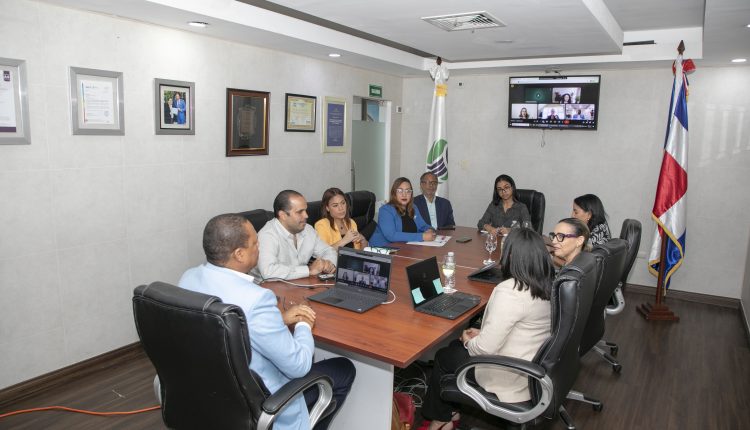 El director ejecutivo de Pro Consumidor, Eddy Alcántara, y el director de Digemaps, Leandro Villanueva, en reunión.