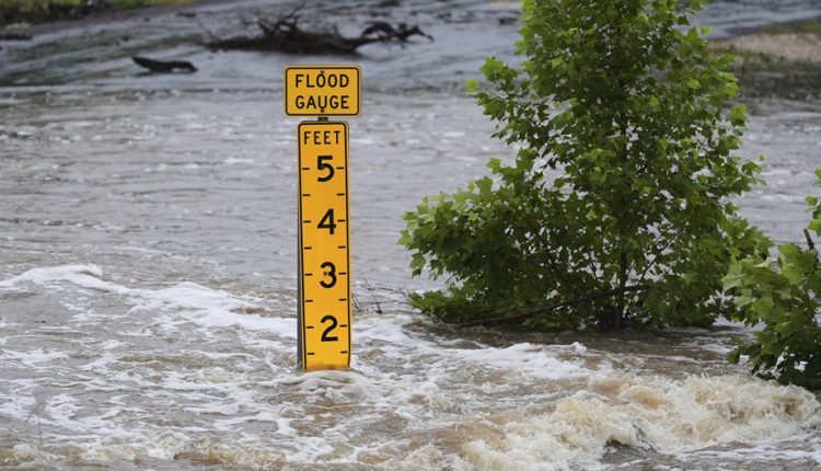 En Texas siguen la búsqueda de desaparecidos por inundaciones.