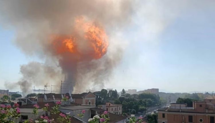 Explosión en gasolinera en Roma deja varios heridos.