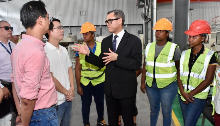 Eddy Olivares supervisa empresa en Guerra.