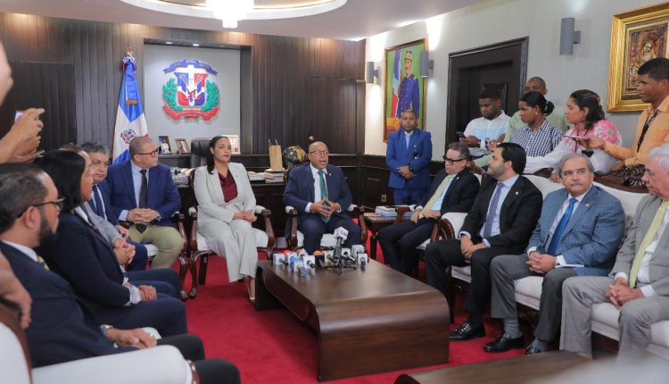 Alfredo Pacheco reunido con diputados