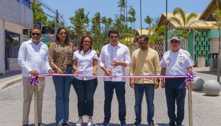 David Collado corta cinta para inaugurar Francisco Alberto Caamaño Deñó en Las Terrenas.