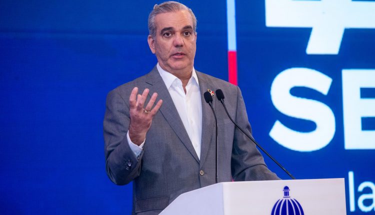 Luis Abinader en el encuentro La Semanal.