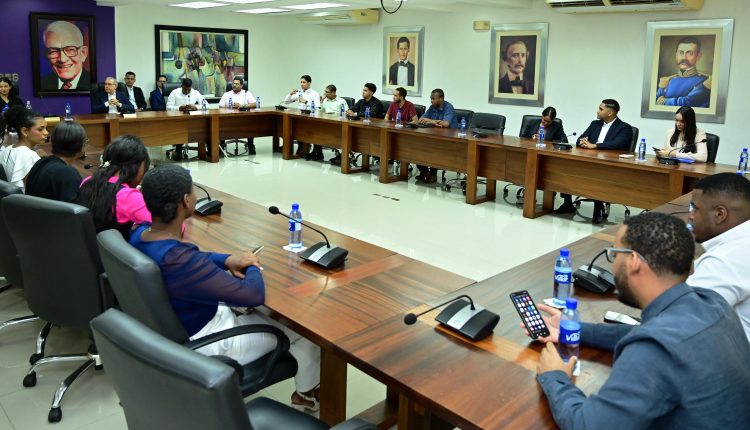 Danilo Medina reunido con jóvenes.