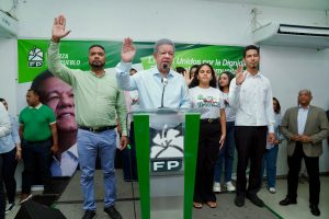 Leonel Fernández encabeza juramentación en Bonao.