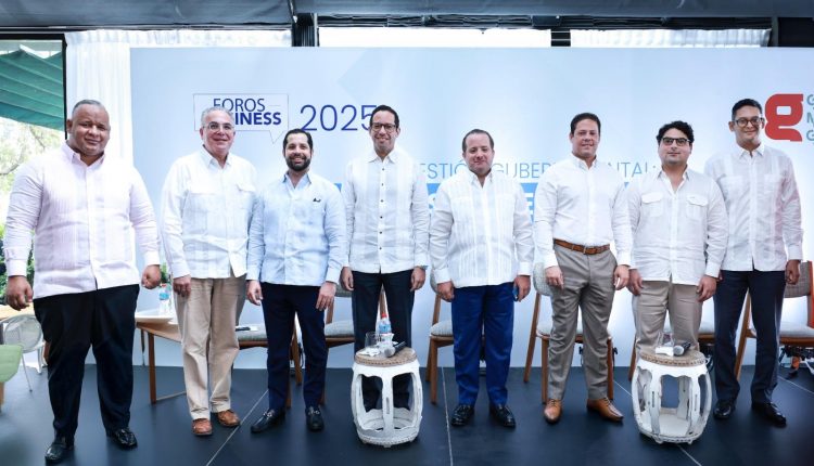MInistro Freund junto a otros funcionarios del Gobierno.