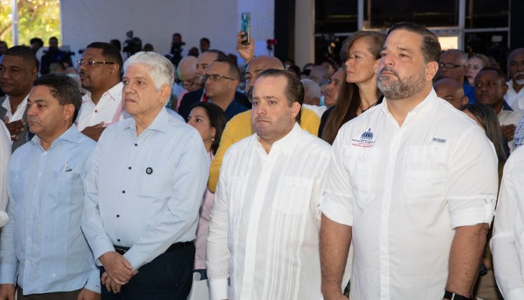 Paliza, Eduardo Estrella y otros funcionarios presentaron plan vial en la República de Colombia.