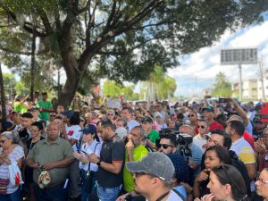Participantes en la cadena humana en el Jardín Botanico.