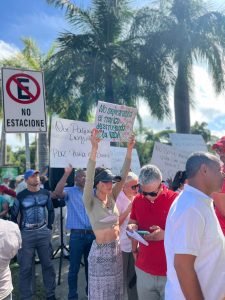 Participantes en la cadena humana en el Jardín Botanico.
