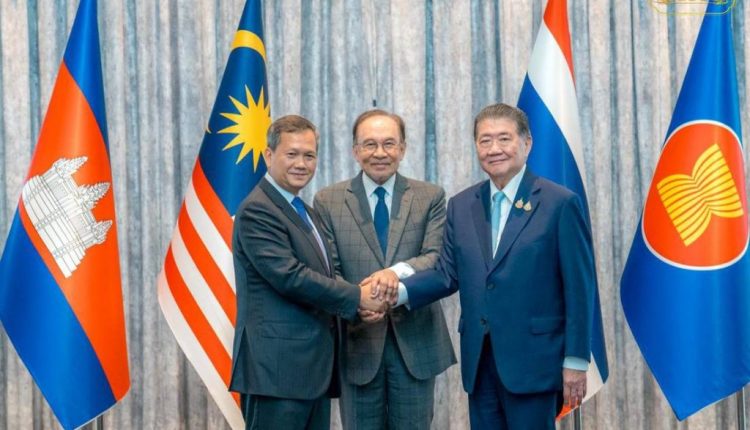 El primer ministro de Camboya, Hun Manet, el primer ministro de Malasia, Anwar Ibrahim, y el primer ministro interino de Tailandia, Phumtham