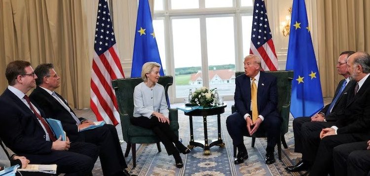 Reunión de Trump con representantes de la Comisión Europea en Escocia.