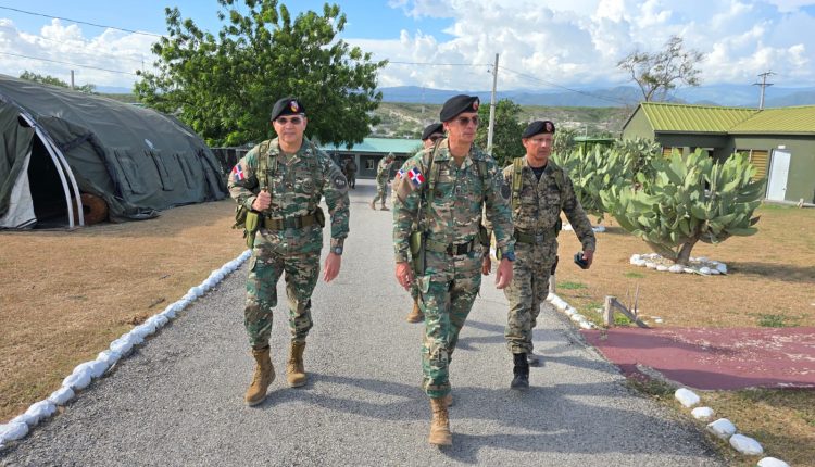 Tras recorrido por la frontera, comandante del Ejército lamenta muerte de militar