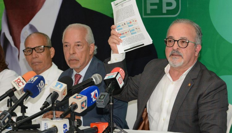 Fernando Caamaño y dirigentes de Fuerza del Pueblo.