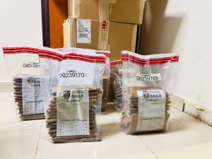 Cocaína confiscada en láminas en el AILA.