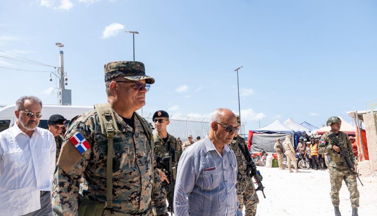 Recorrido de funcionarios de OEA y MInisterio de Defensa por la frontera.