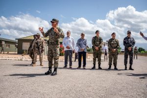 Recorrido de funcionarios de OEA y MInisterio de Defensa por la frontera.