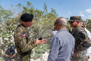 Recorrido de funcionarios de OEA y MInisterio de Defensa por la frontera.