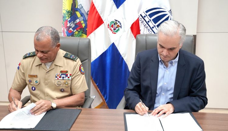 Carlos Fernández Onofre y Luis Miguel De Camps firman acuerdo sobre butacas escolares.