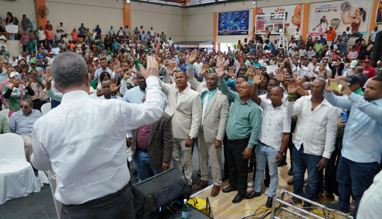 Leonel Fernández juramenta a nuevos miembros ingresan a Fuerza del Pueblo.