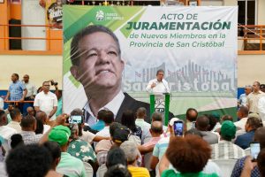 Leonel Fernández encabezó juramentación de Fuerza del Pueblo en San Cristóbal.