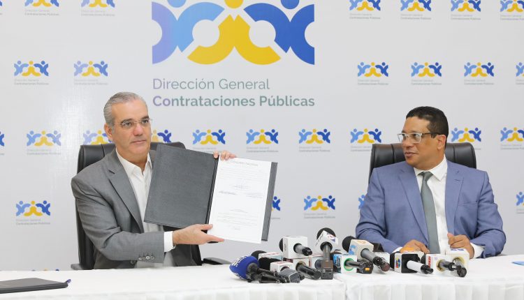 Luis Abinader y Carlos Pimentel en promulgación de la nueva Ley de Compras.