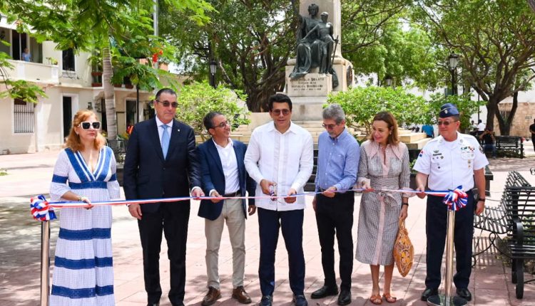 David Collado corta cinta para inaugurar obras en Zona Colonial.