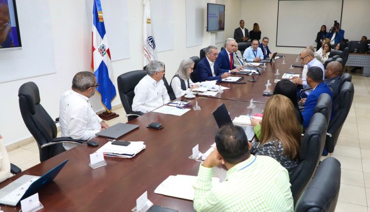 Luis Abinader reunido con autoridades de Educación.