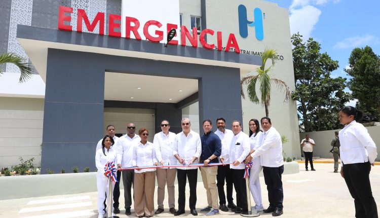Corte de cinta para inauguración del hospital traumatológico de Higüey.
