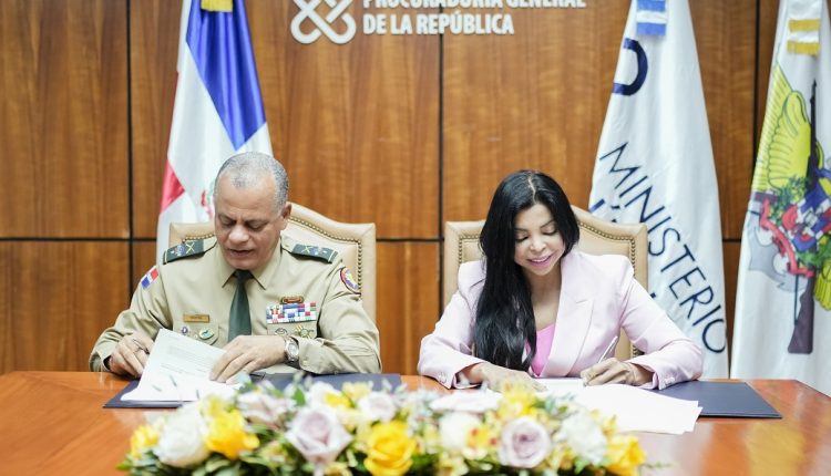 Teniente general Fernández Onofre y Yenni Berenice Reynoso firman acuerdo.