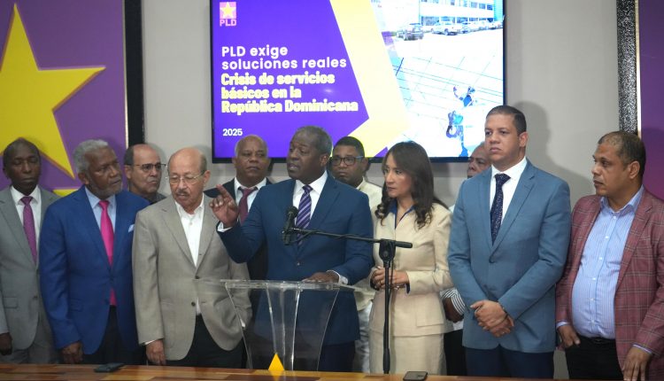 Rafael González junto a miembros del PLD.