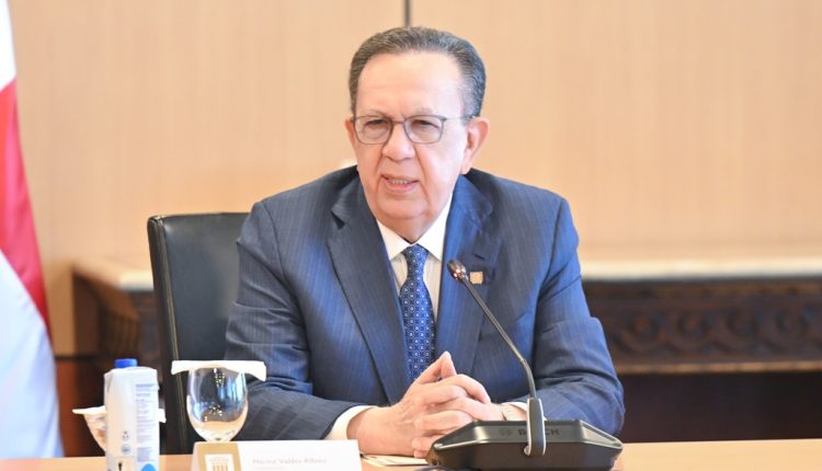 Héctor Valdez Albizu, gobernador del Banco Central