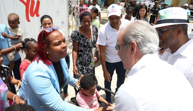 Abinader saluda en recorrido en el sector Capotillo.