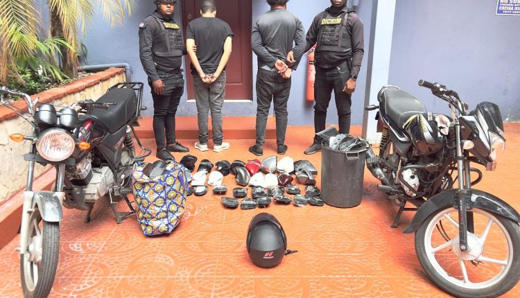 Detenidos y objetos incautados por la Policía.