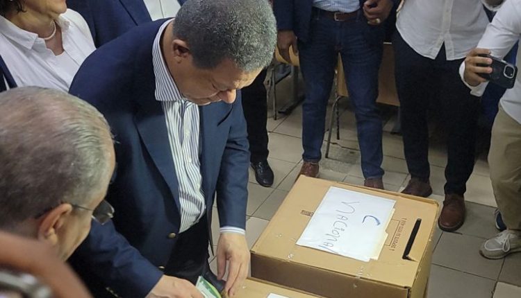 Leonel Fernández mientras votaba en proceso interno de la Fuerza del Pueblo.