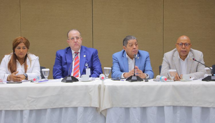 Magín Díaz se reunión con comisión especial de diputados.