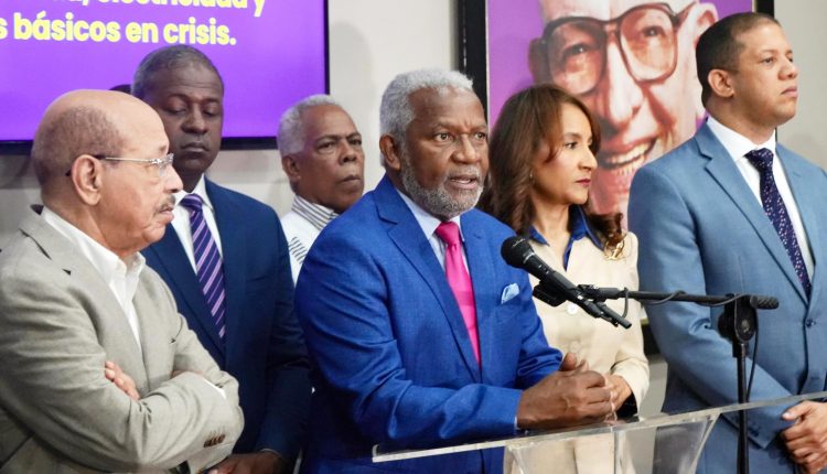 Melanio Paredes habla del inicio del año escolar junto a miembros del PLD.