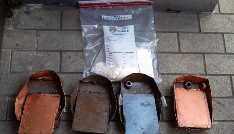 Macetas de metal incautadas con cocaína.