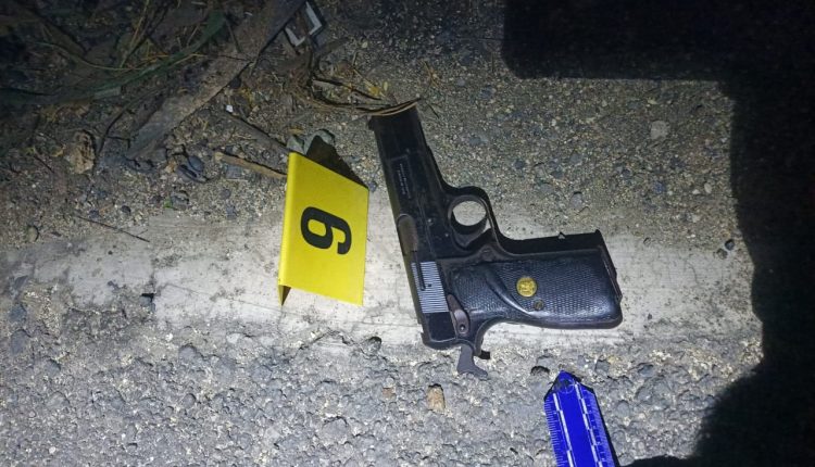 Una arma ocupada a delincuente.