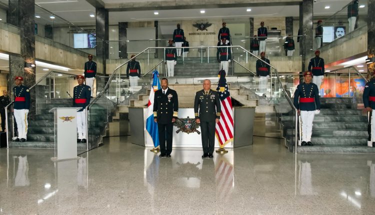 Alvin Holsey recibido en el Ministerio de Defensa en una ceremonia oficial.