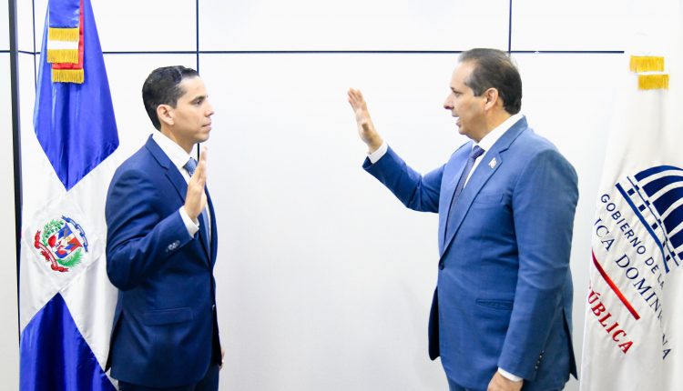 Víctor Atallah toma juramento a Edward Cruz.